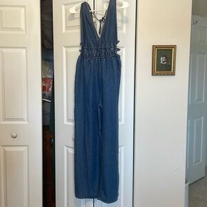 NWT INDULGE WOMEN'S BLUE DENIM V-NECK STYLE JUMPSUIT. SIZE MEDIUM.